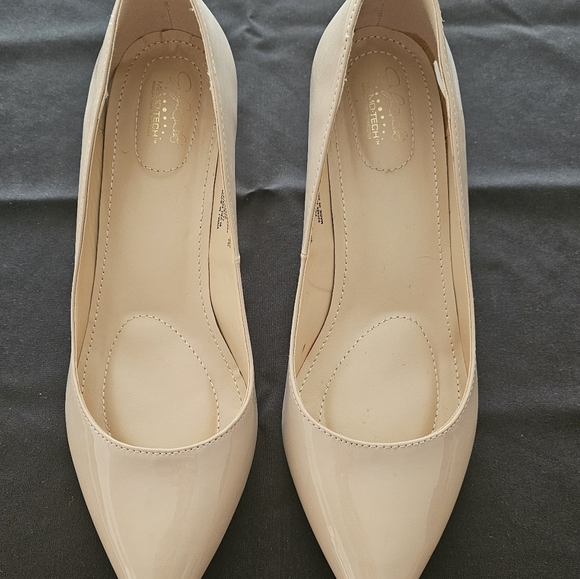 Jaclyn Smith Memo Tech Nude Vinyl 1 1/2" Heels Size 9M - Picture 1 of 7
